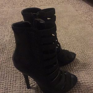Black heeled boots 
Size5